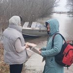 Жителям отрезанной из-за половодья деревни Острая Лука Спасского округа книги привозят на моторной лодке