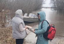 Жителям отрезанной из-за половодья деревни Острая Лука Спасского округа книги привозят на моторной лодке